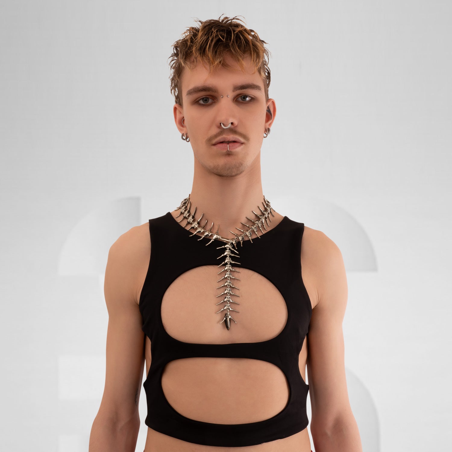 Stylish black crop top for men, perfect for clubbing in Berlin