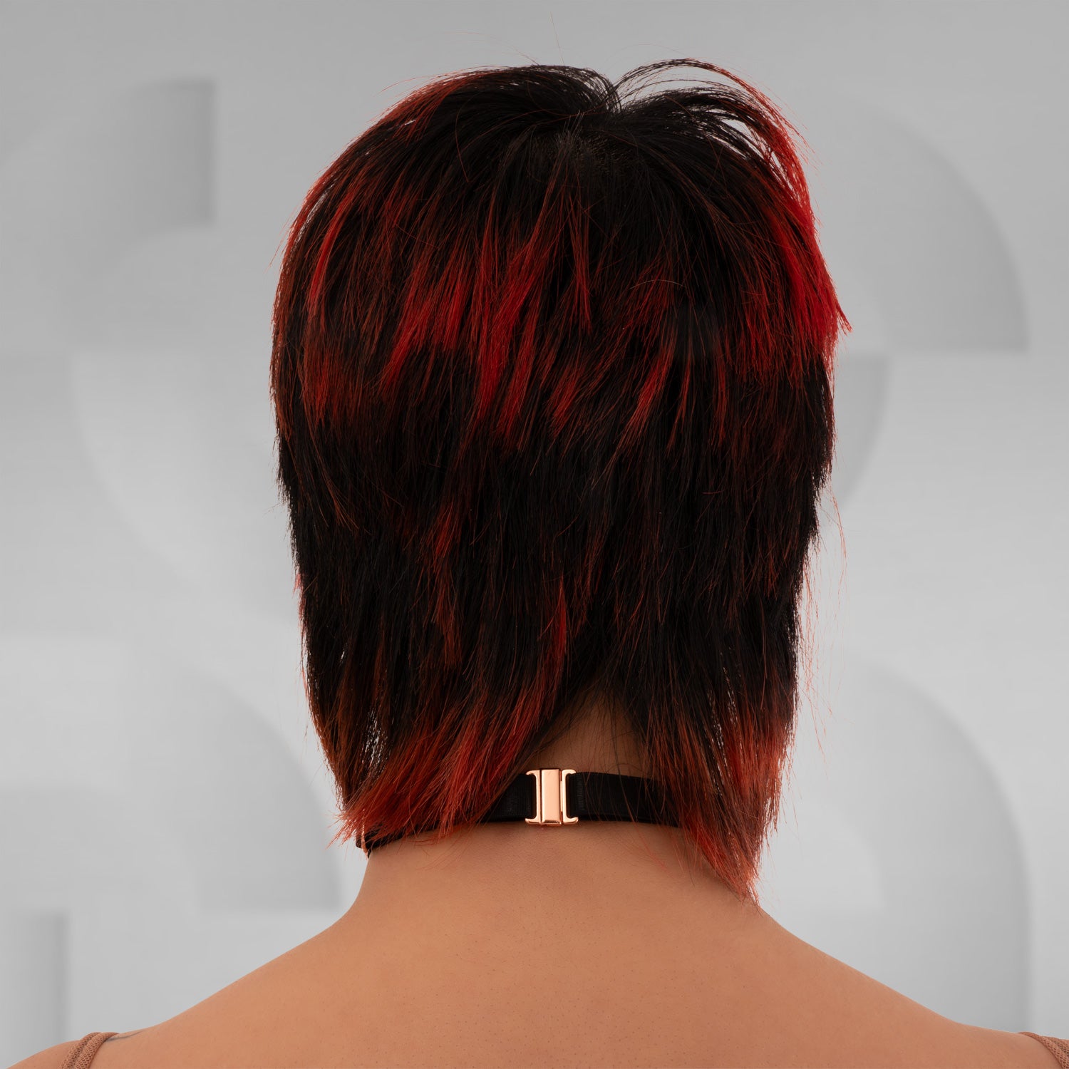 Small filigrane choker necklace in black with sexy lingerie-inspired design and golden details, perfect for day and night.