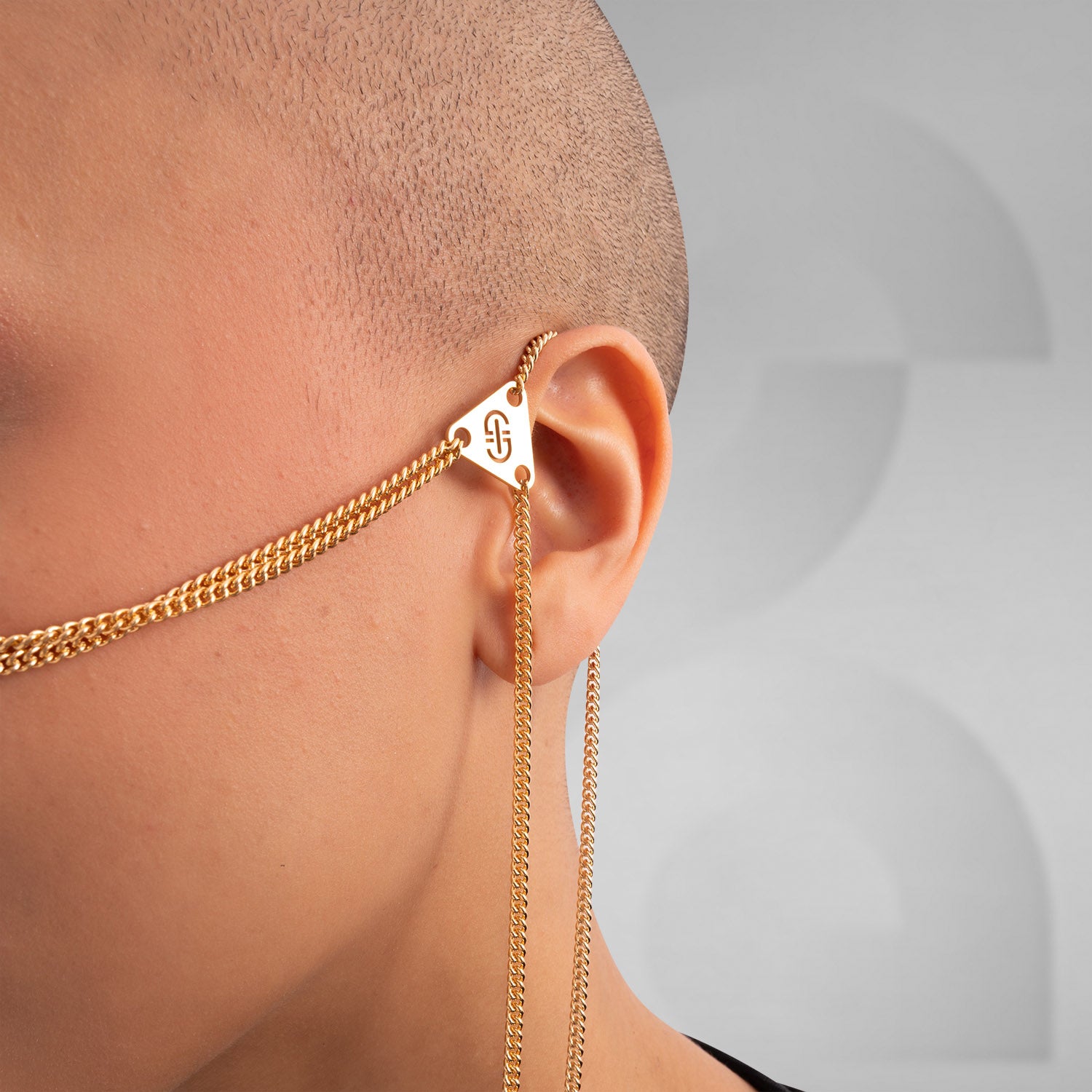 This image showcases a stunning gold face chain that elegantly drapes across the wearer’s features, accentuating their style with a touch of glamour. Paired with a chic mesh top and modern accessories, this look perfectly combines edginess and sophistication. It’s a versatile statement piece, ideal for festivals, nightlife, or daily street fashion.