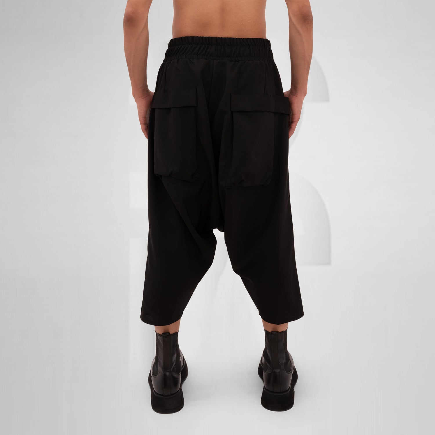 The Wide Shorts with Straps Mixed from This is Fred are a striking blend of contemporary design and practical functionality. Featuring an oversized silhouette crafted from high-quality materials, these shorts stand out with their adjustable straps that not only enhance comfort but also elevate the fashion-forward aesthetic. The carefully designed pockets add an extra layer of versatility, making these shorts ideal for stylish outings or casual wear. Pair them with bold boots for an edgy look that showcases