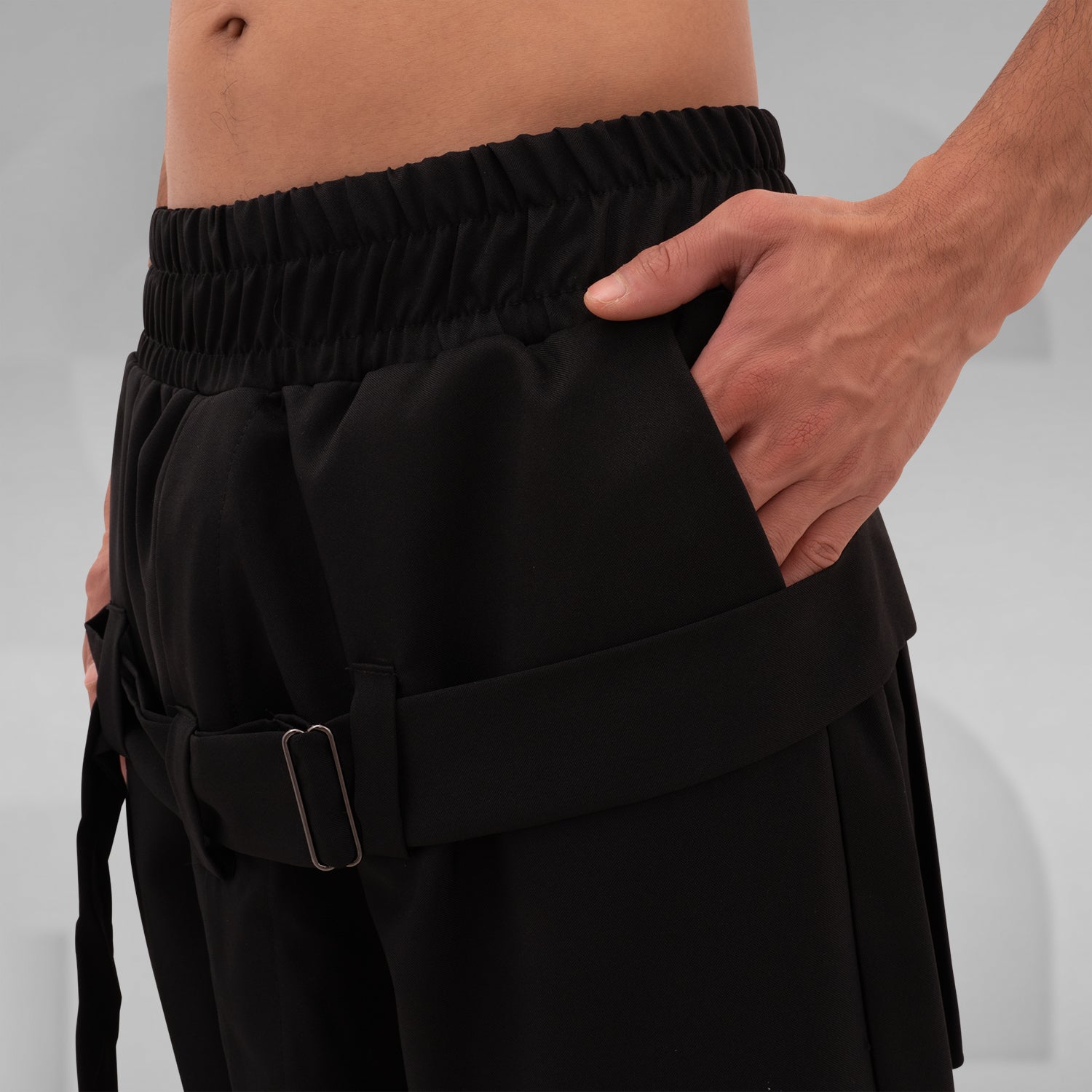 The Wide Shorts with Straps Mixed from This is Fred are a striking blend of contemporary design and practical functionality. Featuring an oversized silhouette crafted from high-quality materials, these shorts stand out with their adjustable straps that not only enhance comfort but also elevate the fashion-forward aesthetic. The carefully designed pockets add an extra layer of versatility, making these shorts ideal for stylish outings or casual wear. Pair them with bold boots for an edgy look that showcases