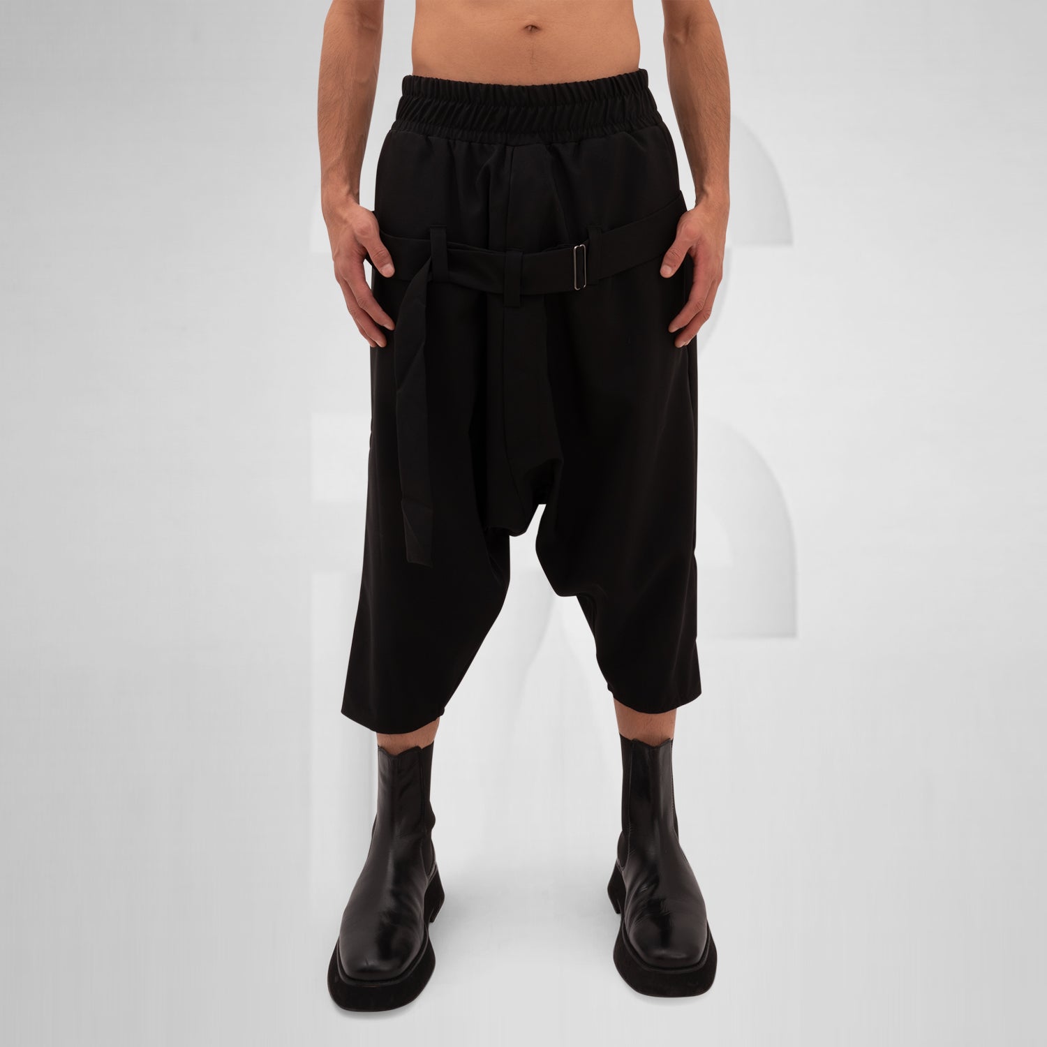 The Wide Shorts with Straps Mixed from This is Fred are a striking blend of contemporary design and practical functionality. Featuring an oversized silhouette crafted from high-quality materials, these shorts stand out with their adjustable straps that not only enhance comfort but also elevate the fashion-forward aesthetic. The carefully designed pockets add an extra layer of versatility, making these shorts ideal for stylish outings or casual wear. Pair them with bold boots for an edgy look that showcases