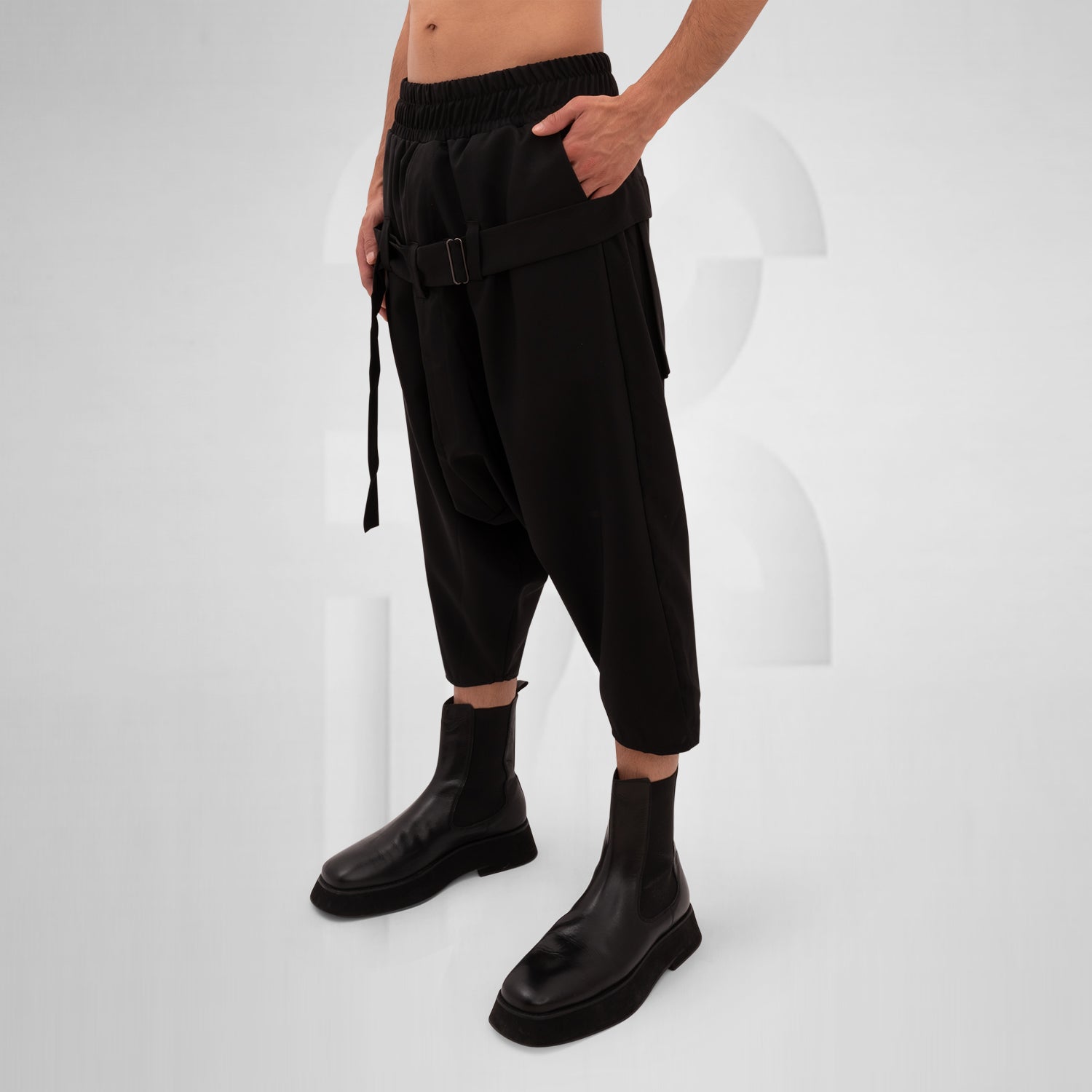 The Wide Shorts with Straps Mixed from This is Fred are a striking blend of contemporary design and practical functionality. Featuring an oversized silhouette crafted from high-quality materials, these shorts stand out with their adjustable straps that not only enhance comfort but also elevate the fashion-forward aesthetic. The carefully designed pockets add an extra layer of versatility, making these shorts ideal for stylish outings or casual wear. Pair them with bold boots for an edgy look that showcases