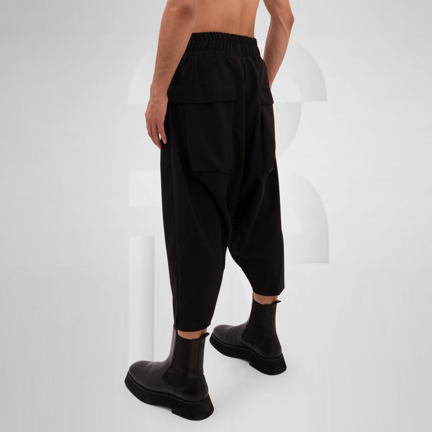 The Wide Shorts with Straps Mixed from This is Fred are a striking blend of contemporary design and practical functionality. Featuring an oversized silhouette crafted from high-quality materials, these shorts stand out with their adjustable straps that not only enhance comfort but also elevate the fashion-forward aesthetic. The carefully designed pockets add an extra layer of versatility, making these shorts ideal for stylish outings or casual wear. Pair them with bold boots for an edgy look that showcases