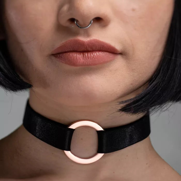 Black choker with rose gold one ring, that's ideal for expressing your unique style. 