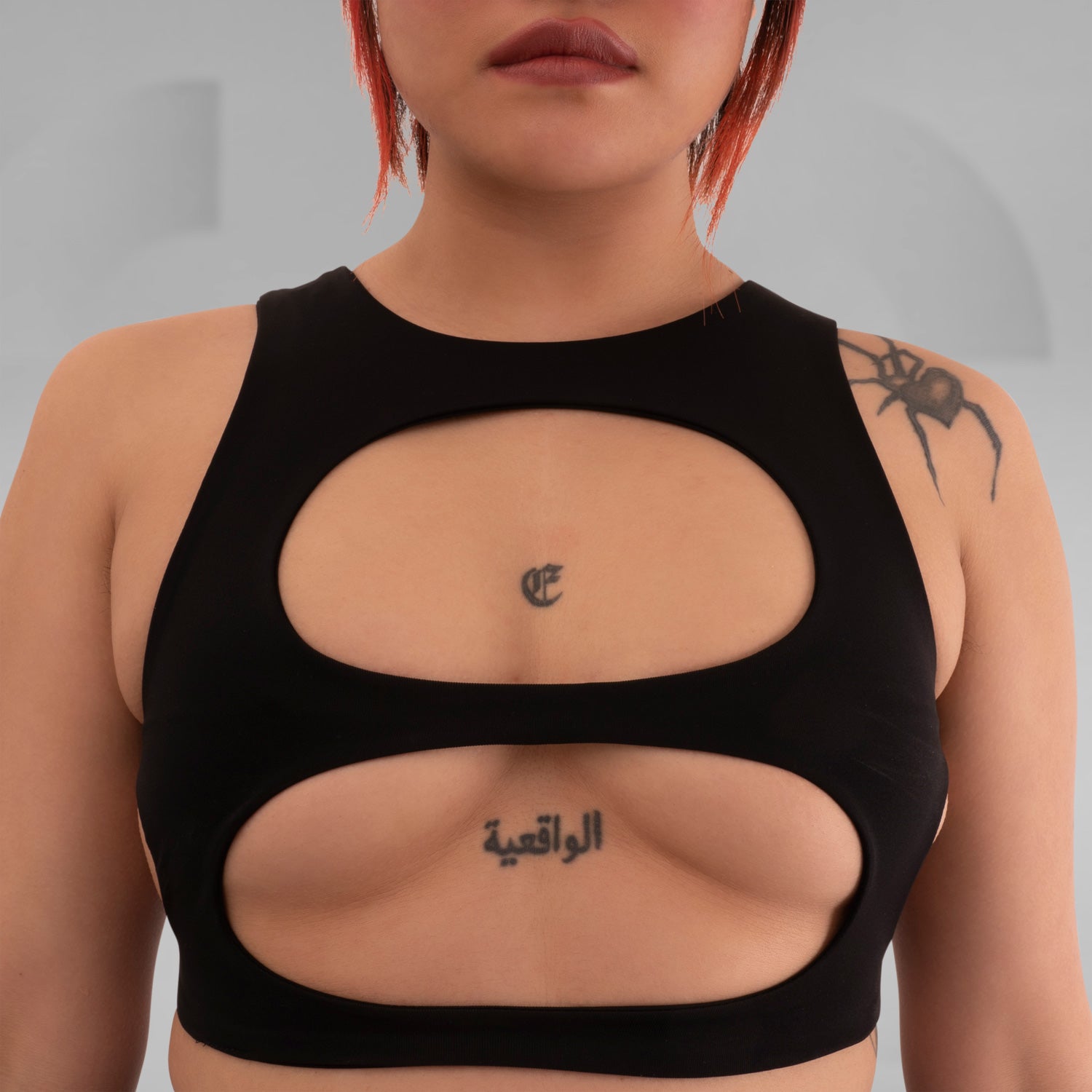 Stylish black crop top for women, perfect for clubbing in Berlin