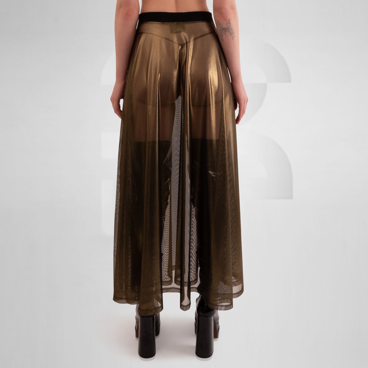 Long shiny skirt in gold - enhances the waist beautifully.