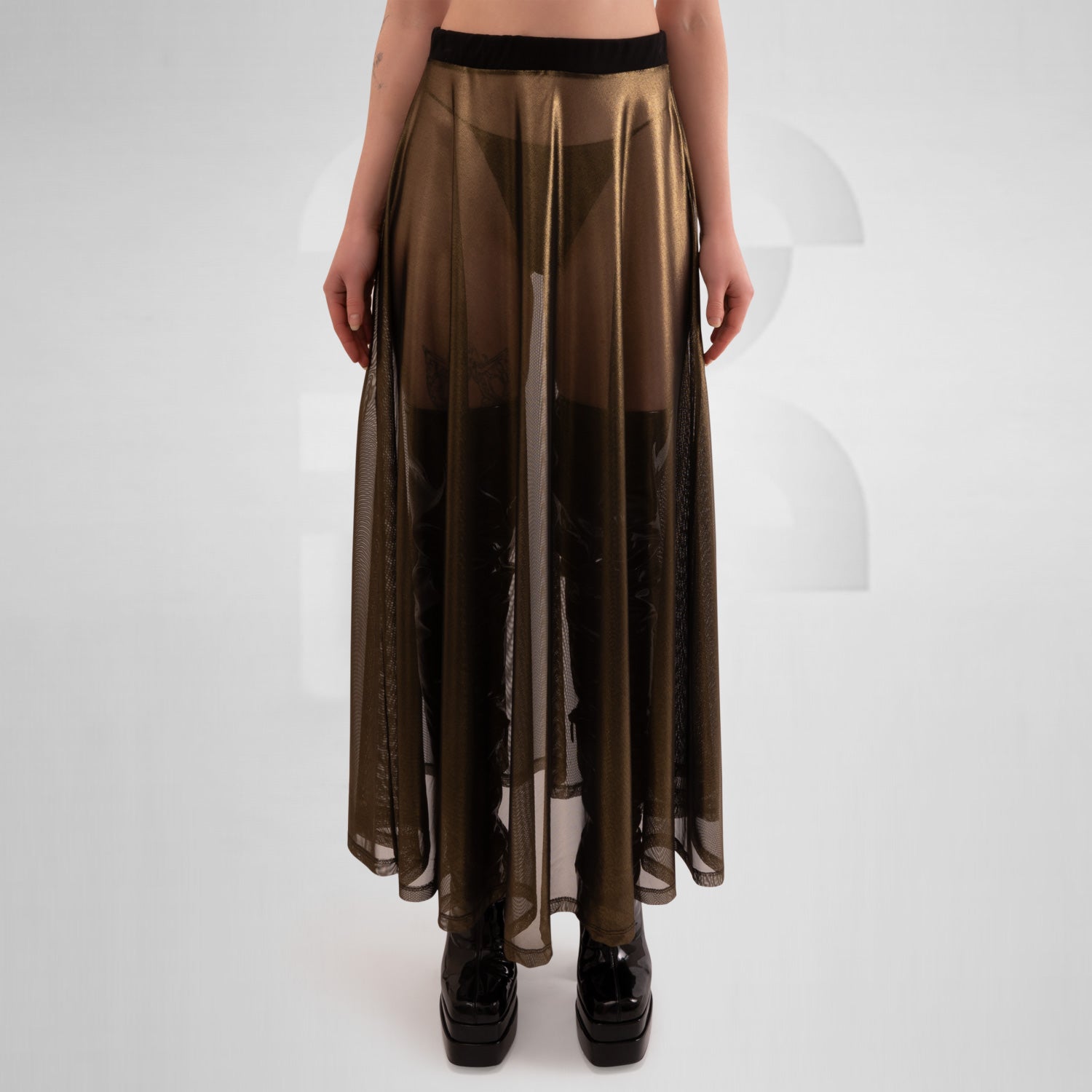 Long shiny skirt in gold - enhances the waist beautifully.