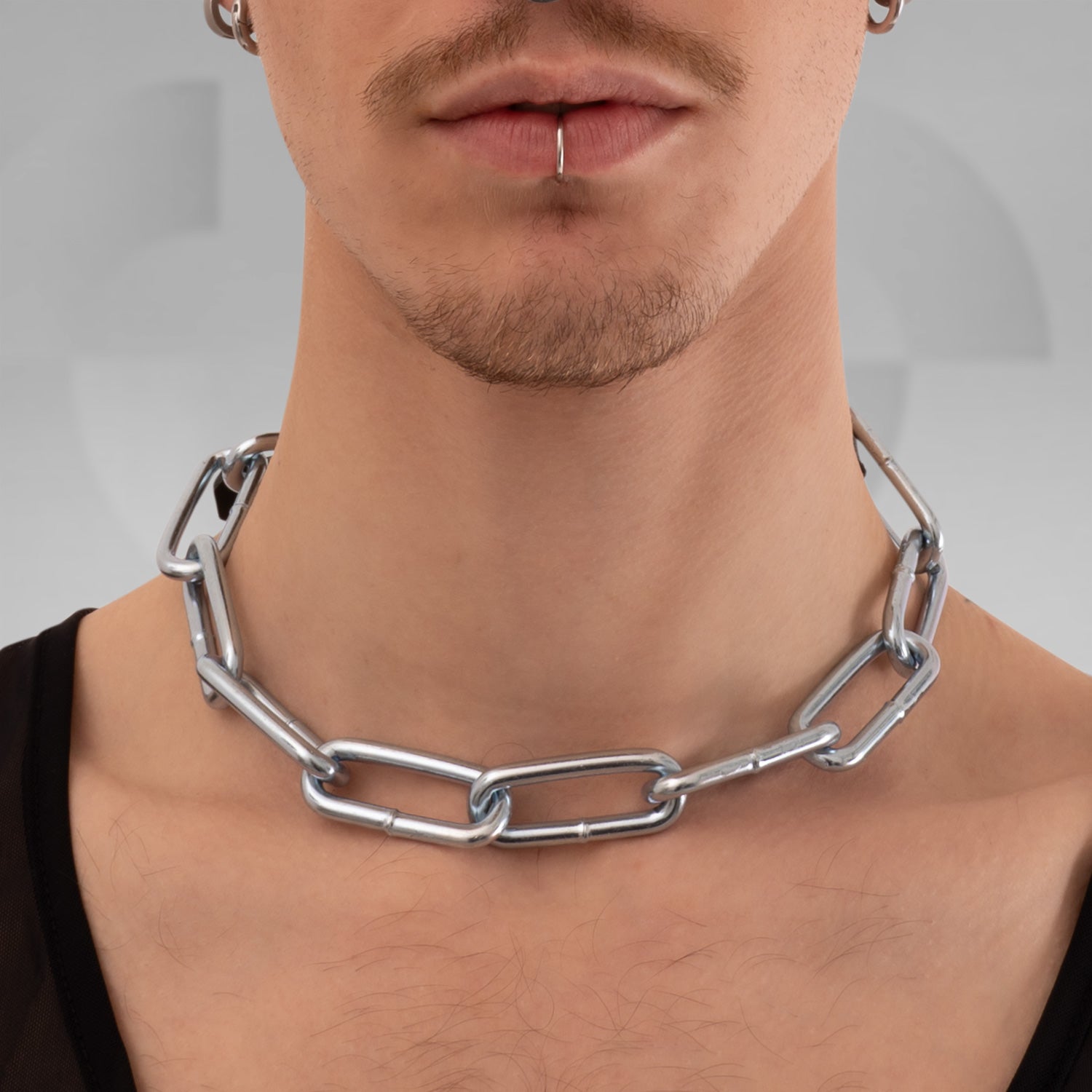 Stylish chain choker with leather band, perfect for Berlin nightlife.