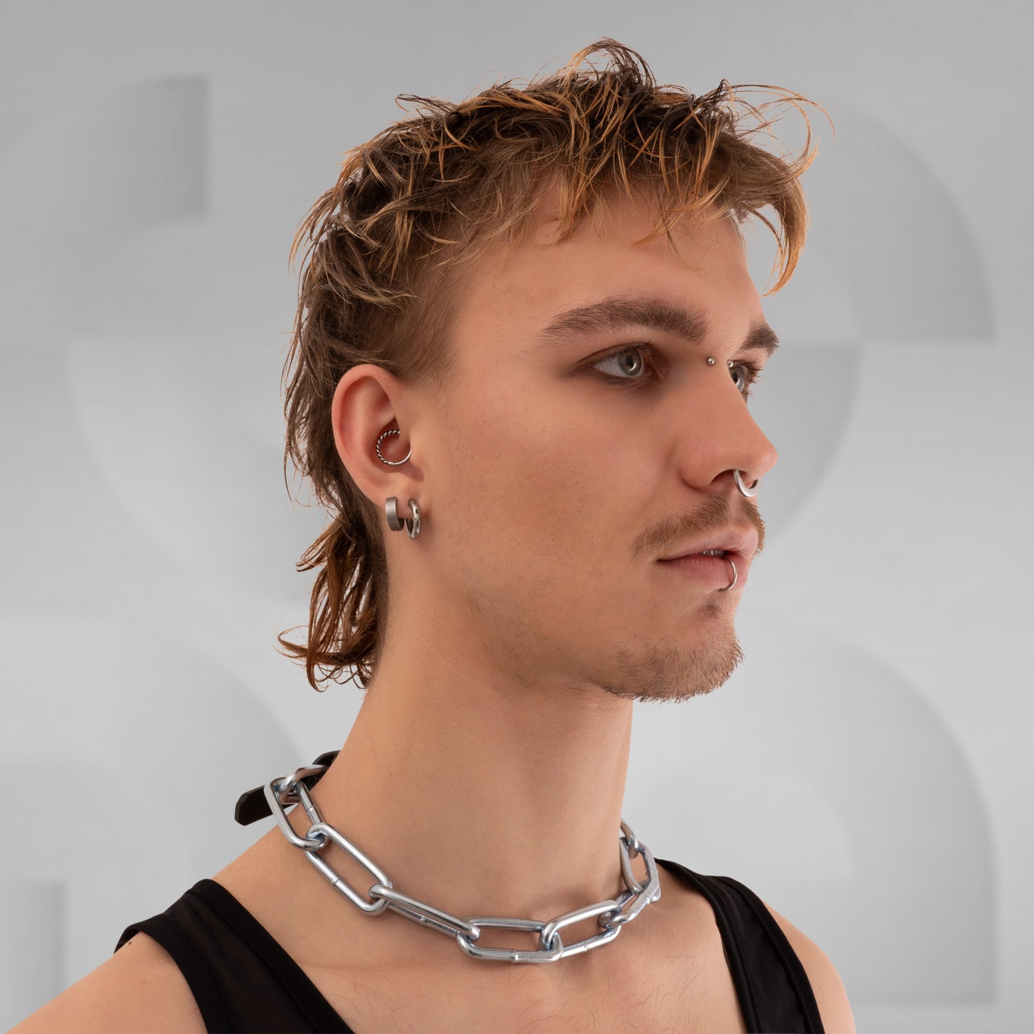 Stylish chain choker with leather band, perfect for Berlin nightlife.