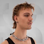 Stylish chain choker with leather band, perfect for Berlin nightlife