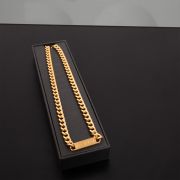 A glamorous Berlin chain necklace made of stainless steel, with a shiny plate centerpiece, radiating elegance and charm.