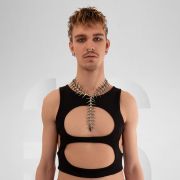 Stylish black crop top for men, perfect for clubbing in Berlin